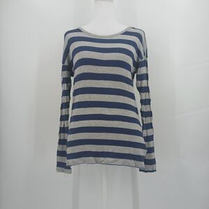 Womens forever 21 size small long sleeve grey and navy blue knit long sleeve top